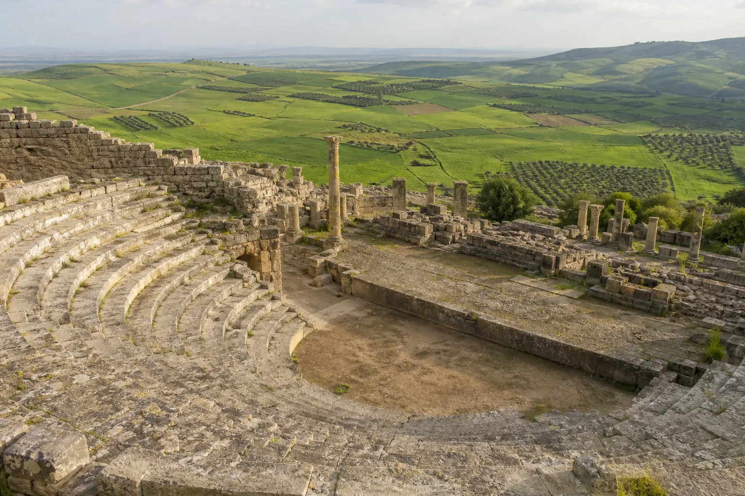 Théâtre romain de Dougga dominant les collines du Nord tunisien.